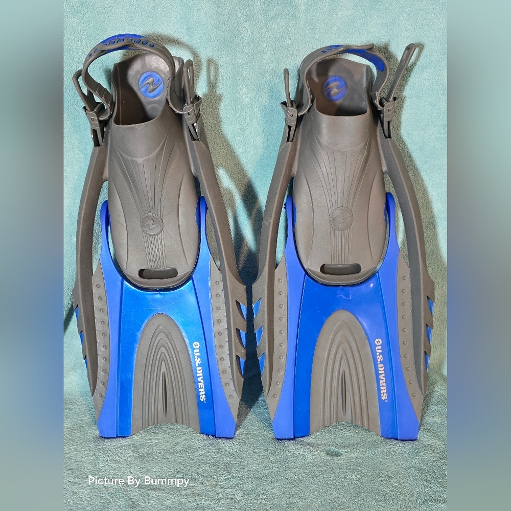 Size 10/14-L/XL U.S. Divers Hingeflex II Swimming Fins.